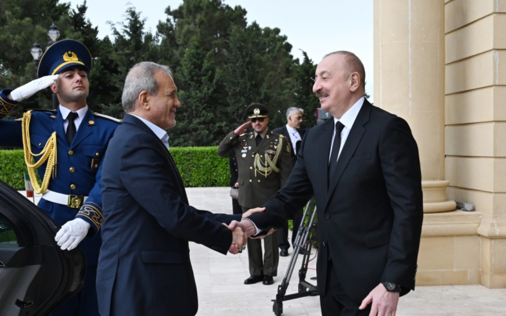 İlham Əliyev Pezeşkianı qarşıladı -FOTOLAR